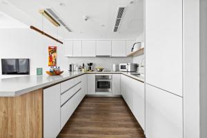 Luxury 1BR with Workspace Next To Dubai Mall