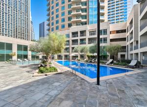 Luxury 1BR with Workspace Next To Dubai Mall