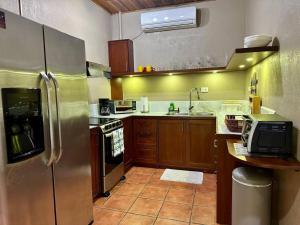 Jungle Creek, Casita Colibri, Studio with Big Patio