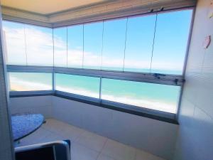 Apt com 2q e Varanda Frente Mar