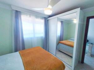 Apt com 2q e Varanda Frente Mar