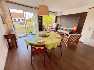 Maison atypique -Jardin, terrasse & cabane perchée