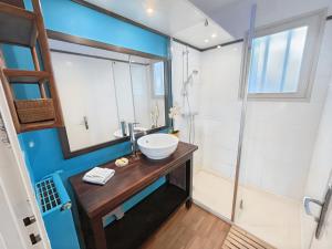 Maison atypique -Jardin, terrasse & cabane perchée