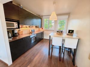 Maison atypique -Jardin, terrasse & cabane perchée