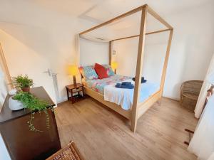 Maison atypique -Jardin, terrasse & cabane perchée