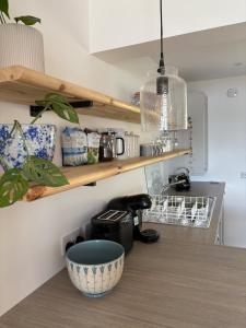 Seaside Retreat - Quiet Seafront Spot with Free Parking