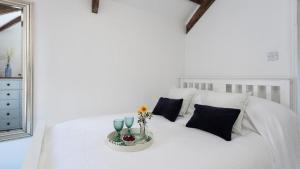 Toms Harbour Light cosy cottage