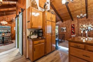 Retro Retreat, BBQ, Patio with Outdoor Seating!