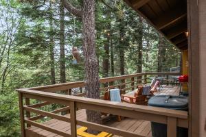 Retro Retreat, BBQ, Patio with Outdoor Seating!
