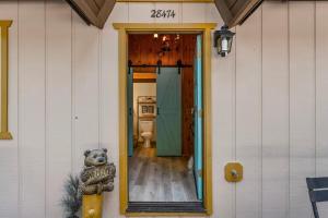 Retro Retreat, BBQ, Patio with Outdoor Seating!