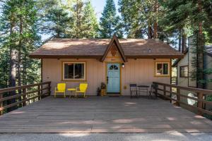 Retro Retreat, BBQ, Patio with Outdoor Seating!