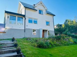 Koselig hus i Svolvær i Lofoten med elbil-lader - Ubytování bez kategorie ve městě Svolvær