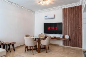 Cosy Palace elevator and pool