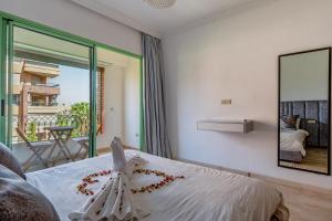 Cosy Palace elevator and pool