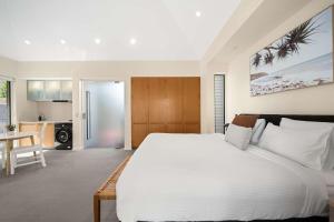 The Bungalow - Peaceful Hideaway Steps from the Sea