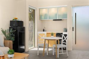 The Bungalow - Peaceful Hideaway Steps from the Sea