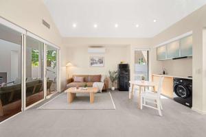 The Bungalow - Peaceful Hideaway Steps from the Sea