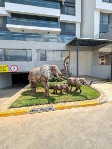 Luxury 2BR Near Airport with Backup Power