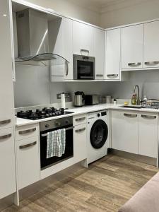 2 bed flat, sleeps 8, driveway, 5 Mins to Brixton