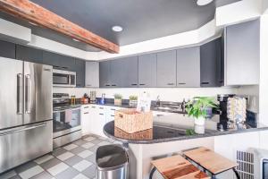 King Bed Free Parking Brick Carriage House