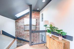 King Bed Free Parking Brick Carriage House