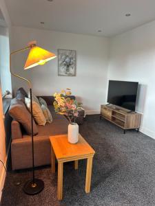 Newly refurbished 2-bedroom apartment with balcony & Free Parking