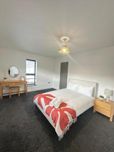 Newly refurbished 2-bedroom apartment with balcony & Free Parking