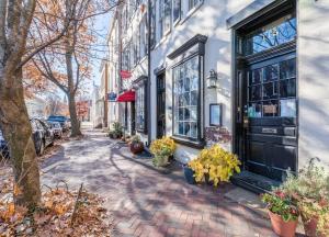RARE 3 BDR HEART of Old Town Walk to King St