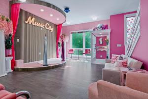 Pink Honky-Tonk Karaoke Stage, Pink Glam & Bar