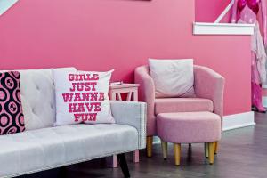 Pink Honky-Tonk Karaoke Stage, Pink Glam & Bar