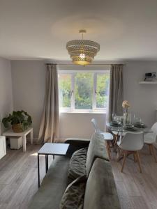 Zone 2 Modern 1 bed Flat with Seperate Office