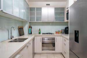 Stylish Bondi Apartment with Patio, Parking & Wi-Fi