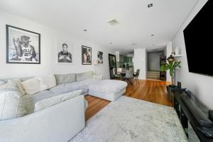 Stylish Bondi Apartment with Patio, Parking & Wi-Fi