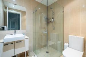 Stylish Bondi Apartment with Patio, Parking & Wi-Fi