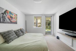 Stylish Bondi Apartment with Patio, Parking & Wi-Fi