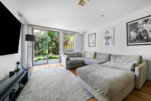 Stylish Bondi Apartment with Patio, Parking & Wi-Fi