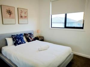 5BR 2story house, free parking, close to parks, golf course, supermarkets, & transport