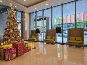 Very Cosy One Uptown near Grand Hyatt Hotel BGC Uptown Mall and St Lukes Medical Center