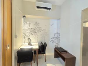 Very Cosy One Uptown near Grand Hyatt Hotel BGC Uptown Mall and St Lukes Medical Center