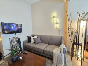 Very Cosy One Uptown near Grand Hyatt Hotel BGC Uptown Mall and St Lukes Medical Center