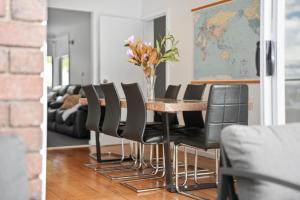 Large house close to the city tranquil setting