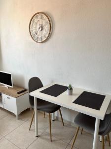 F2 moderne, proche gare, terrasse et parking prive