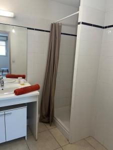 F2 moderne, proche gare, terrasse et parking prive