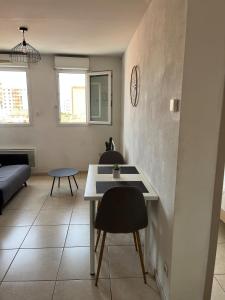 F2 moderne, proche gare, terrasse et parking prive