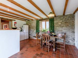 2 bed in Newport Pembrokeshire 78803