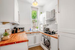 Modern 2BR Flat-Terrace-Free Parking-Rail Station