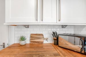 Modern 2BR Flat-Terrace-Free Parking-Rail Station