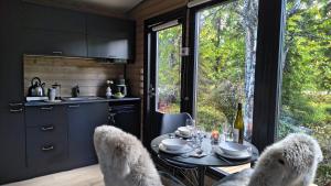 Lapland Landscape XXL Cabin with Nature View, Sauna, Fireplace & Kitchen, Sodankylä, Luosto, Fell Village