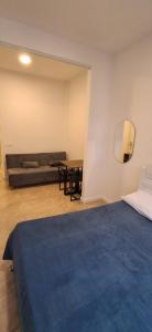 Lindo apartamento com vista para rua, sem barulho, confortável aconchegante e com toda facilidade para sua estadia uma quadra da praia de copacabana