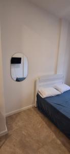 Lindo apartamento com vista para rua, sem barulho, confortável aconchegante e com toda facilidade para sua estadia uma quadra da praia de copacabana